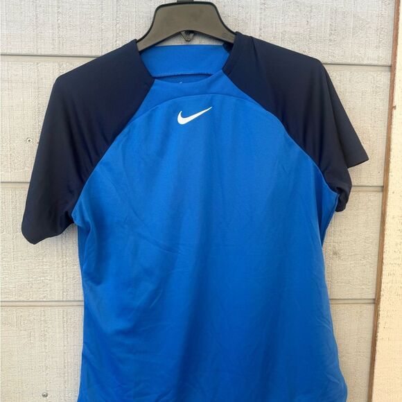 Men’s Nike Academy Pro training shirt has a slim-fit fit shirt size L - Picture 2 of 3